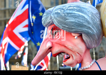 Londra, Regno Unito. Parte del 'Brexit è una mostruosità" caricatura di flottazione Tory leader MPs, utilizzato per la campagna contro Brexit. Theresa Maggio Foto Stock