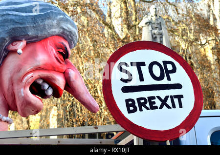 Londra, Regno Unito. Il 'Brexit è una mostruosità" caricatura di flottazione Tory leader MPs, utilizzato per la campagna contro Brexit. Foto Stock