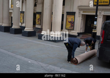 Montatori di tappeti portano fuori arrotolato moquette nuova nuovamente dopo la rifilatura per l interno del Lyceum Theatre sul Wellington Street, il 5 marzo 2019, a Londra, in Inghilterra. Foto Stock