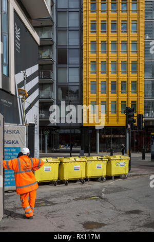 Architettura di colore giallo e la costruzione di cassonetti a St. Giles alla fine della Danimarca Street, 4 marzo 2019, a Londra Inghilterra. Foto Stock