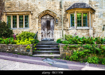 Pretty Cotswold cottage in pietra nel villaggio Costwold di Burford in Oxfordshire. Foto Stock