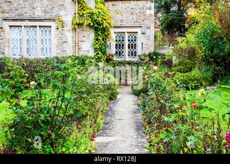 Il giardino sul davanti di un cottage in pietra in Cotswolds, Inghilterra. Foto Stock