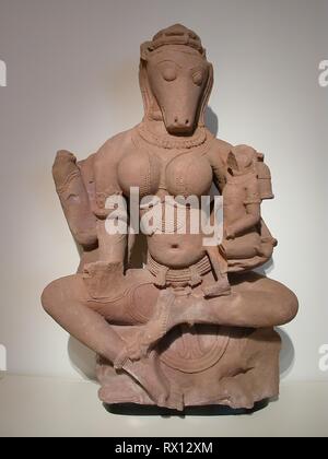 Hayagriva Yogini seduti tenendo un bambino. India; Uttar Pradesh o Madhya Pradesh. Data: 1001-1100. Dimensioni: 116,2 x 72,4 x 30,5 cm (45 3/4 x 28 1/2 x 12 in.). Pietra arenaria beige. Origine: India. Museo: Chicago Art Institute. Foto Stock