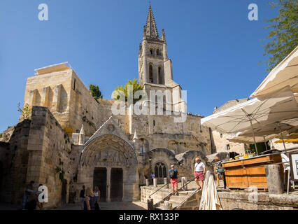 St Emilion, Francia - 8 Settembre 2018: monolitico chiesa e torre campanaria in Saint Emilion. La Francia. St Emilion è villaggio francese famoso per la excell Foto Stock