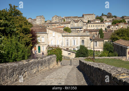 St Emilion, Francia - 8 Settembre 2018: vista panoramica di St Emilion, Francia. St Emilion è una delle principali aree vinicole del vino rosso di Bordeaux e molto p Foto Stock