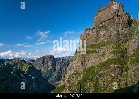 Madeiras Zentralmassiv zwischen den höchsten Bergen Pico Arieiro und Pico Ruivo, Madeira, Portogallo, Europa | Madeira catena montuosa centrale betwee Foto Stock