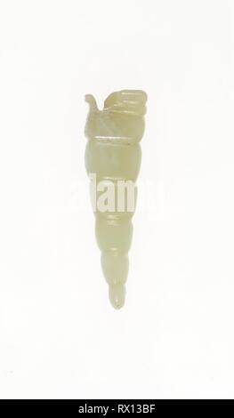 Silkworm Pupa pendente. Cina. Data: 1300 BC-900 BC. Dimensioni: 3,7 × 1,1 × 0,5 cm (1 × 7/16 7/16 x 3/16 in.). Jade. Provenienza: Cina. Museo: Chicago Art Institute. Foto Stock