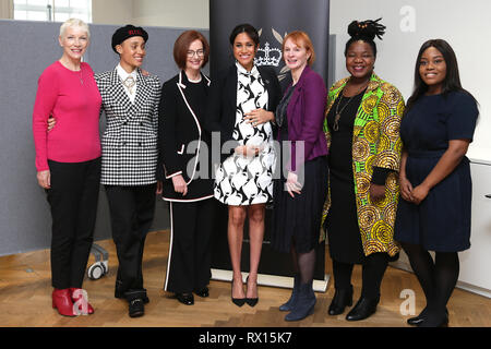 (Da sinistra a destra) modello Adwoa Aboah, ex Primo Ministro australiano Julia Gillard, duchessa di Sussex, giornalista Anne McElvoy, Camfed Direttore regionale dello Zimbabwe Angeline Murimirwa e diruttori Chrisann Jarrett prima di una tavola rotonda convocata dalla Regina della fiducia del Commonwealth per contrassegnare la Giornata internazionale della donna al King's College di Londra. Foto Stock