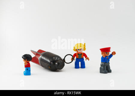 Bomba di mortaio, Brixia modello '35, 45 mm, italiano, guerra mondiale 2 era - modello didattico e lego figure Foto Stock