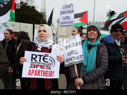 Fatin Al Tamimi (sinistra), Presidente Nazionale con la Ireland-Palestine Campagna di solidarietà, prende parte a un boicottaggio Eurovisione in Israele protesta organizzata da diritti palestinesi attivisti presso gli studi RTE in Dublino. Foto Stock