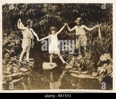 1920's fotografia di Lady Acland le figlie, Betty (LH), Molly (RH) e un altro bambino, da Billie Bristow coreografia di Stainer Dorice, Leslie Howard sorella, fuori in giardino, London, Regno Unito circa 1928 Foto Stock