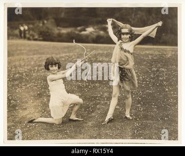 1920's fotografia di Lady Acland le figlie, Molly (LH), Betty (RH) da Billie Bristow coreografia di Stainer Dorice, Leslie Howard sorella, fuori in giardino, London, Regno Unito circa 1928 Foto Stock