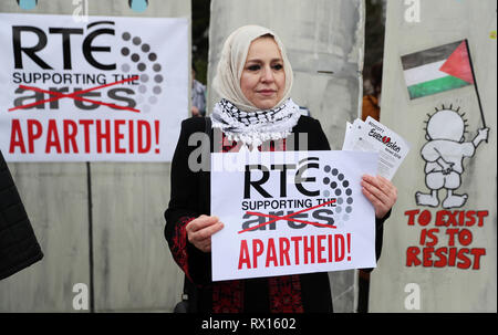 Fatin Al Tamimi, Presidente Nazionale con la Ireland-Palestine Campagna di solidarietà, prende parte a un boicottaggio Eurovisione in Israele protesta organizzata da diritti palestinesi attivisti presso gli studi RTE in Dublino. Foto Stock