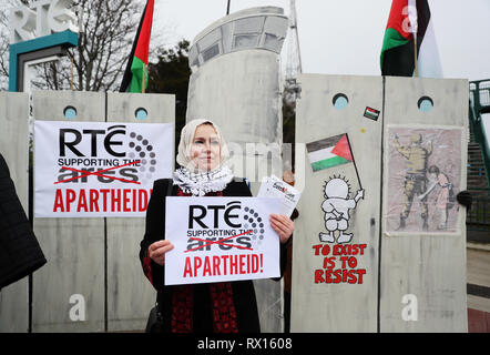 Fatin Al Tamimi, Presidente Nazionale con la Ireland-Palestine Campagna di solidarietà, prende parte a un boicottaggio Eurovisione in Israele protesta organizzata da diritti palestinesi attivisti presso gli studi RTE in Dublino. Foto Stock