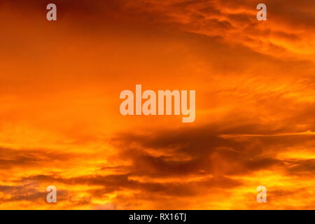 Un glorioso tramonto al fine un piuttosto bagnato giorno d'estate, la pioggia dopo aver spento e il cloud rotto proprio al momento giusto. Foto Stock