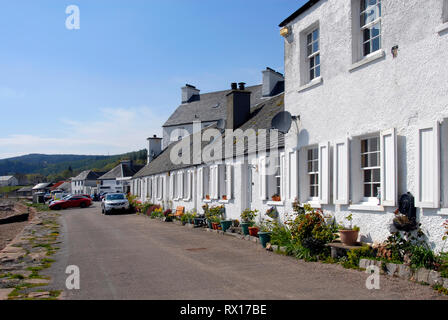 Fila di case accanto a bloccare bene, Inveraray, Argyll, Scozia Foto Stock