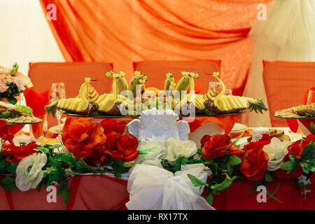 Decorazioni per matrimoni. Tabella per i novelli sposi all'aperto. Ricevimento di nozze. Elegante tavolo nuziale disposizione, la decorazione floreale, ristorante. Nozze in Foto Stock