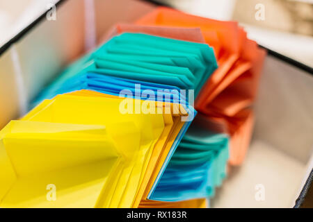 Colorati aeroplani di carta sul tavolo di legno sfondo. l'infanzia,libertà,origami e diversità concep. Foto Stock