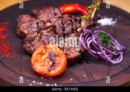 Un grande pezzo di agnello con osso - ristorante piatto - di agnello grigliate di carne di agnello alla griglia Foto Stock