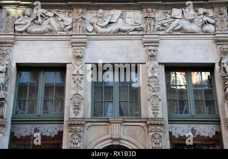 Facciata ornata al mercato lungo in Gdansk Old Town Foto Stock