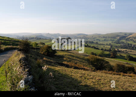 Upper Dovedale Peak District National Park, Staffordshire Inghilterra Regno Unito, paesaggio rurale inglese paesaggio rurale britannico idilliaco paesaggio collinare Foto Stock