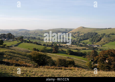 Parco nazionale del Dovedale Peak District, Staffordshire Inghilterra Regno Unito, paesaggio rurale inglese, vista panoramica campagna rurale, terreno agricolo britannico Foto Stock