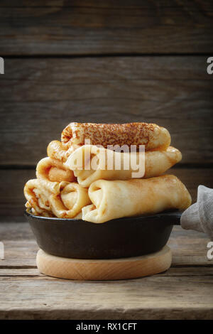 Padella di pane appena sfornato e pancakes. Copia spazio per il testo. Foto Stock