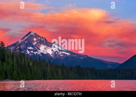 Cielo colorato al tramonto sul monte Hood da Lost Lake, Oregon, USA Foto Stock
