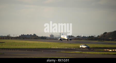 Prestwick, Regno Unito. Il 7 marzo 2019. Volo Ryanair Boeing 737-8come (Reg: EI-FIL) uscire Prestwick International Airport. Questo velivolo è una nuova generazione Foto Stock