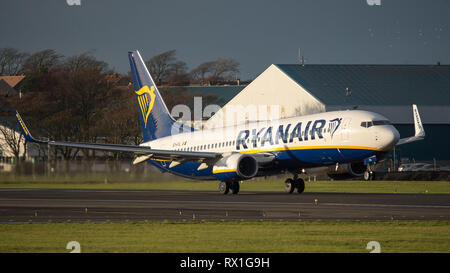 Prestwick, Regno Unito. Il 7 marzo 2019. Volo Ryanair Boeing 737-8come (Reg: EI-FIL) uscire Prestwick International Airport. Questo velivolo è una nuova generazione Foto Stock