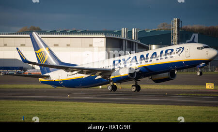 Prestwick, Regno Unito. Il 7 marzo 2019. Volo Ryanair Boeing 737-8come (Reg: EI-FIL) uscire Prestwick International Airport. Questo velivolo è una nuova generazione Foto Stock