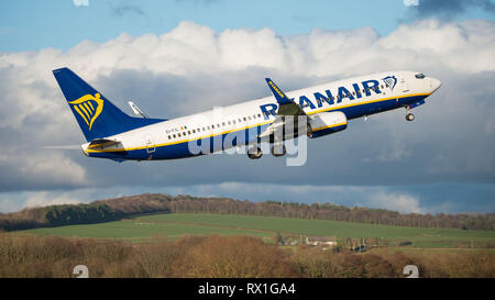 Prestwick, Regno Unito. Il 7 marzo 2019. Volo Ryanair Boeing 737-8come (Reg: EI-FIL) uscire Prestwick International Airport. Questo velivolo è una nuova generazione Foto Stock