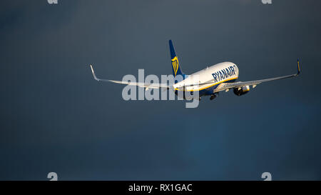 Prestwick, Regno Unito. Il 7 marzo 2019. Volo Ryanair Boeing 737-8come (Reg: EI-FIL) uscire Prestwick International Airport. Questo velivolo è una nuova generazione Foto Stock