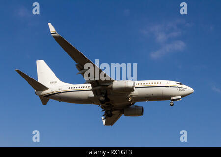 Un Boeing C40A Clipper trasportano velivolo con il supporto logistico della Marina degli Stati Uniti Squadron che atterra alla base aerea navale di Atsugi. Kanagawa, Giappone Foto Stock