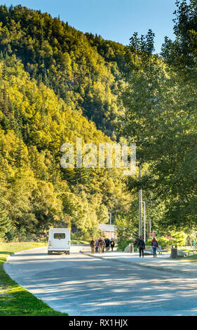 Settembre 15, 2018 - Skagway AK: Smartbus autobus navetta di trasporto che viaggia lungo il Congresso per la nave di crociera port. Foto Stock