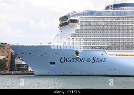 Royal Caribbean è ovazione dei mari nave da crociera ormeggiata al Terminal Passeggeri Oltreoceano a Sydney in Australia Foto Stock