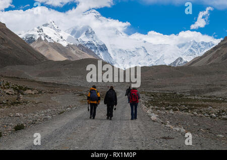 I viaggiatori trek lungo una strada stretta a raggiungere il basecamp sul lato nord del monte Everest in Tibet. Foto Stock