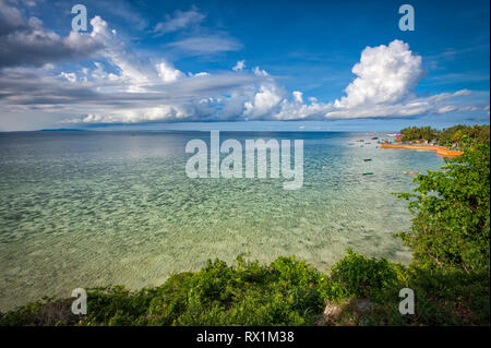 Tomia Island è la terza isola dell'Wakatobi. mini arcipelago. Tomia è altamente considerato per la bellezza del mondo sottomarino che lo circonda. Foto Stock