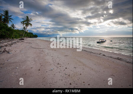 Tomia Island è la terza isola dell'Wakatobi. mini arcipelago. Tomia è altamente considerato per la bellezza del mondo sottomarino che lo circonda. Foto Stock