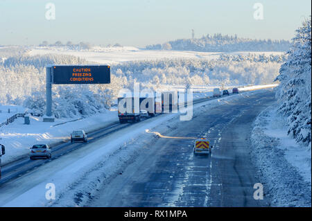 L'autostrada M8 a Harthill Scozia durante l'inverno del 2010. Foto Stock