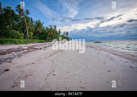 Tomia Island è la terza isola dell'Wakatobi. mini arcipelago. Tomia è altamente considerato per la bellezza del mondo sottomarino che lo circonda. Foto Stock