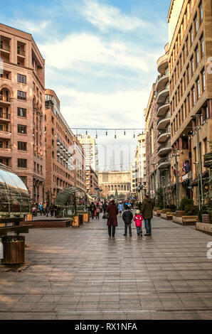 Yerevan, Armenia,gennaio 02,2019: Northern Avenue, pavimentata con piastrelle per il traffico pedonale che conduce alla Opera House, nella capitale di Armenia Yerev Foto Stock