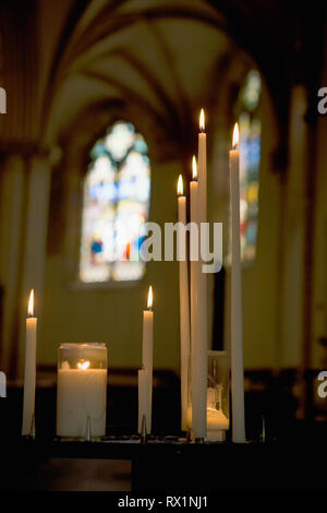 Candele votive all interno della chiesa, St Vaast La Hougue, Normandia, Francia Foto Stock