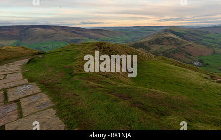 Vista di Mam Tor in Peak District mattina presto come il sole si alza sull'hilla Foto Stock