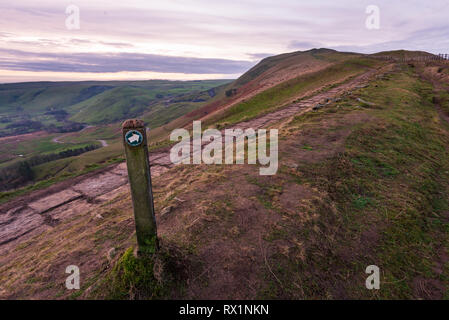 Una vista di Mam Tor in Peak District mattina presto come il sole sta salendo su per la collina Foto Stock