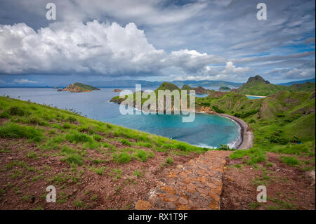 Padar è una piccola isola situata tra Komodo e Rinca isole dell arcipelago di Komodo. È la terza isola più grande parte del Parco Nazionale di Komodo. Foto Stock
