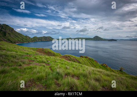 Padar è una piccola isola situata tra Komodo e Rinca isole dell arcipelago di Komodo. È la terza isola più grande parte del Parco Nazionale di Komodo. Foto Stock