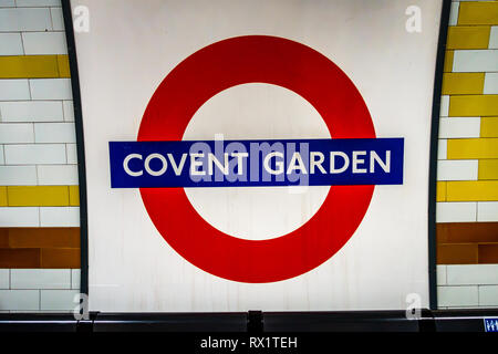 Iconico circolare tubo Londra segno sulla piattaforma della metropolitana di Covent Garden, Londra Foto Stock