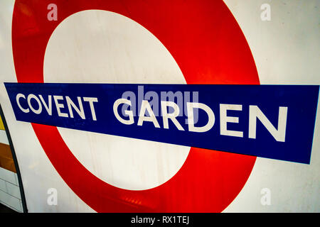 Iconico circolare tubo Londra segno sulla piattaforma della metropolitana di Covent Garden, Londra Foto Stock