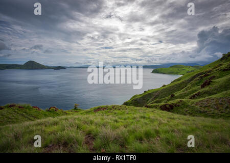 Padar è una piccola isola situata tra Komodo e Rinca isole dell arcipelago di Komodo. È la terza isola più grande parte del Parco Nazionale di Komodo. Foto Stock